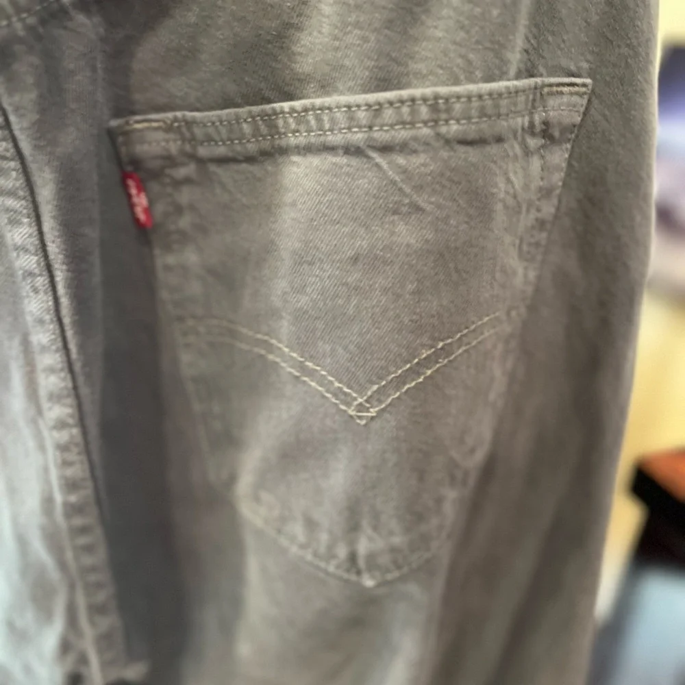Gray Levi’s 501 jeans size 32/34 in GUC